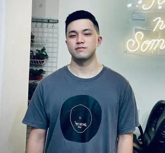 男生圆脸适合的发型(圆脸型的男士可以剪的发型)