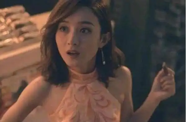 赵丽颖2006年参加选秀"雅虎搜星",在比赛中演唱《隐形的翅膀》,虽然