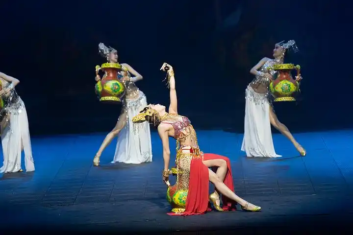 整场表演形式也非常丰富,其中印象特别深刻的就是杂技表演.