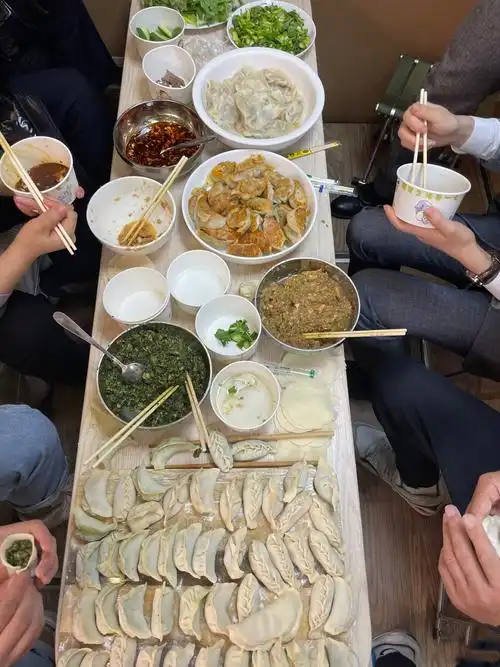 黄晓明晒一家人包饺子的照片,依然没有baby,网友问他们离婚了吗