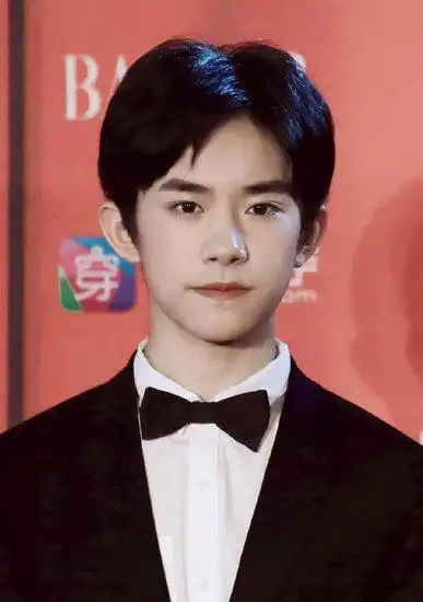 易烊千玺留中分发型真的可以.