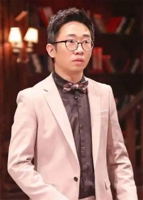 杨迪走红纯属意外?那你也太颜控了吧,穿西装戴眼镜的他也超帅