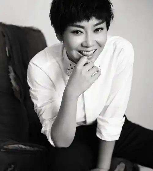 看到51岁闫妮换发型才明白:为什么中年女人喜欢剪短发,确实洋气