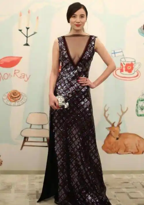 我们都知道,宋佳的身材非常的不错,她的身高很高,170cm的高挑身材,不