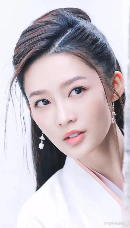 不论是扮演古装剧中的角色还是现代剧中的形象,李沁都能将角色演绎得