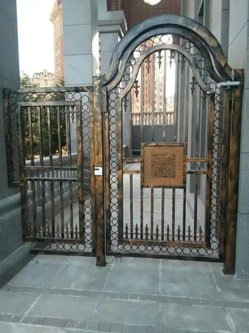 【青岛自由人镀锌方管】印象山铁艺大门