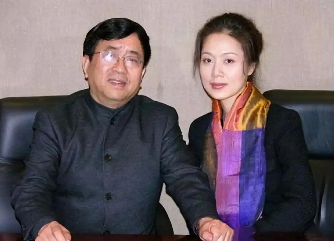 1992年,余秋雨二婚娶了小16岁的女明星马兰.