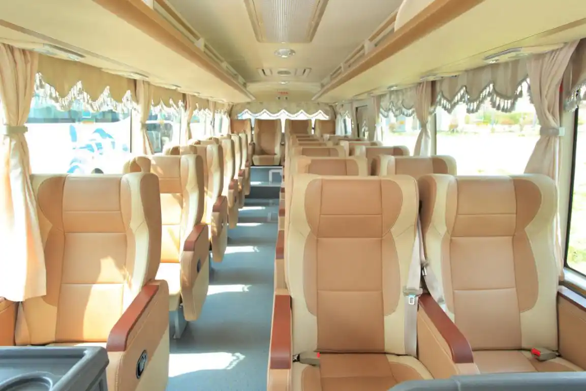 每辆宠粉大巴内部设有车载电视,功放,麦克风等娱乐设备,可供团体乘客