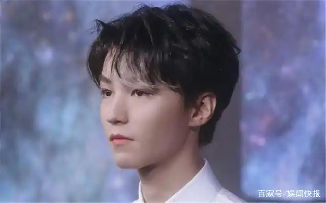 太帅了!王俊凯白衬衫配挑染刘海,气质绝佳气场全开!