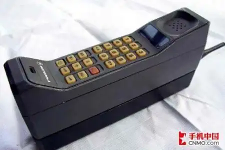 展开全部 世界上第一部手机——大哥大