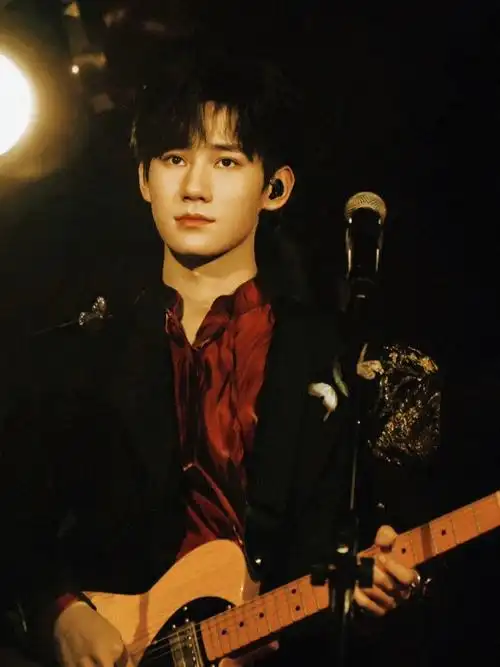 张真源乐队吉他手帅气男友