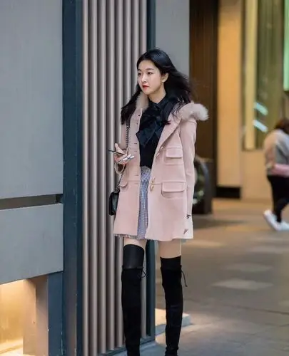 街拍:小姐姐粉色外套搭配黑色过膝长靴,长发飘飘温柔甜美
