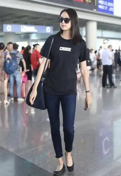 张梓琳182cm的身高没白长,紫色t恤配短裙,大长腿让人心动_身材_时尚