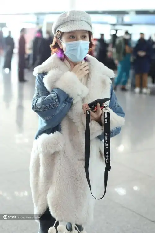 街拍金巧巧羊羔绒牛仔外套白色中筒靴报童帽时髦减龄