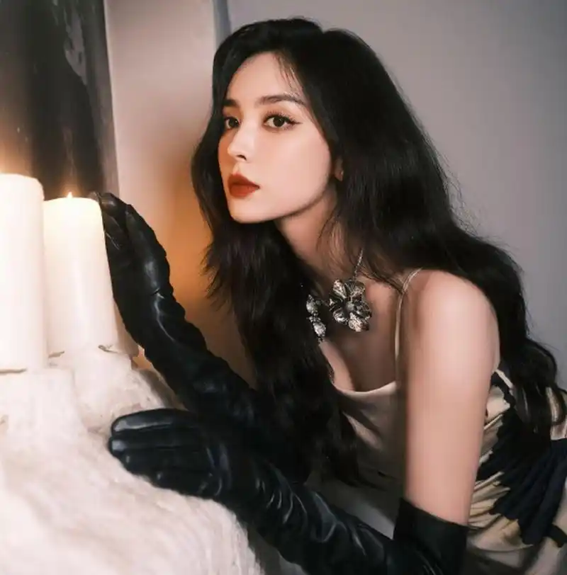 古力娜扎身穿墨色吊带长裙,凸显好身材,一颦一笑气质绝尘,女人味十足.