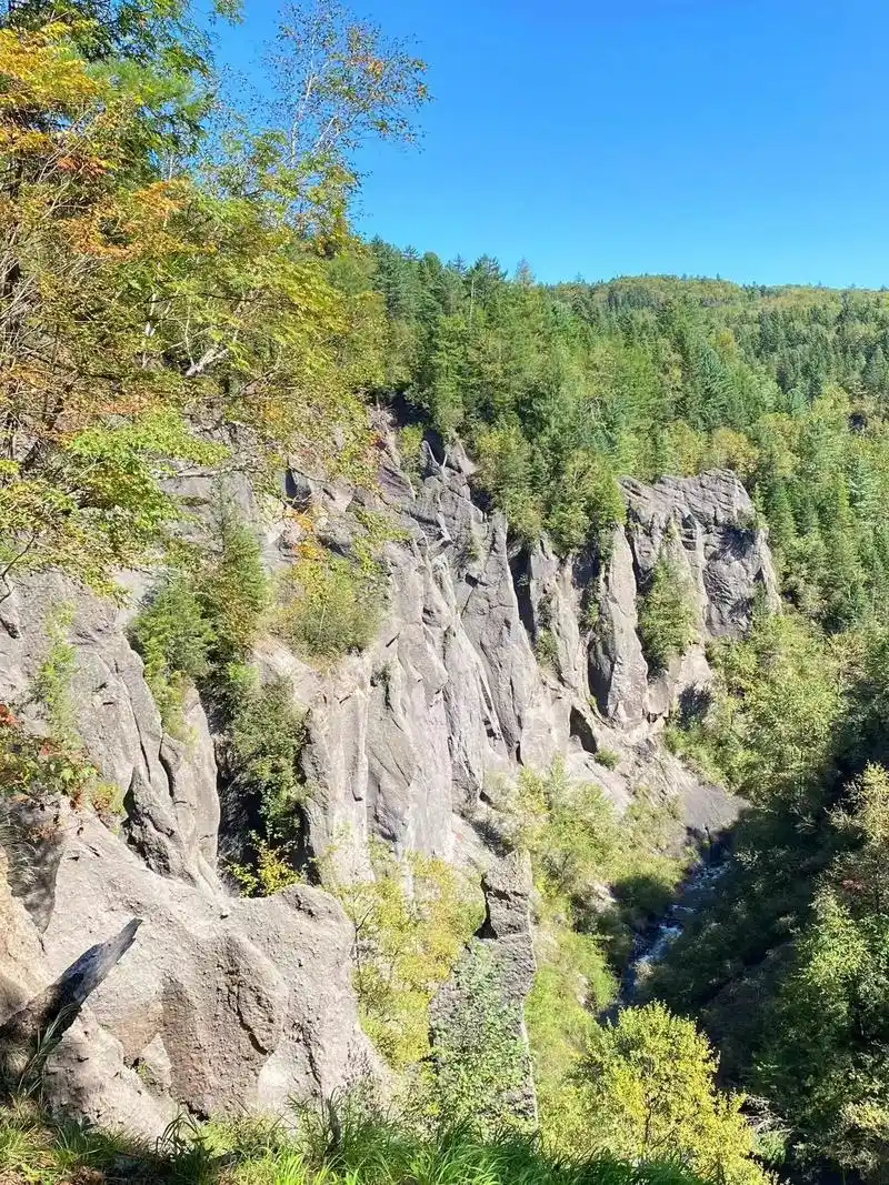 锦江大峡谷.长白山西坡的景区的一大景观,被誉为"火山天然熔岩 - 抖音