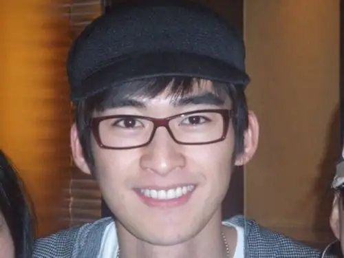 男星素颜照:陈伟霆最赞张翰逆袭 霍建华卸妆死