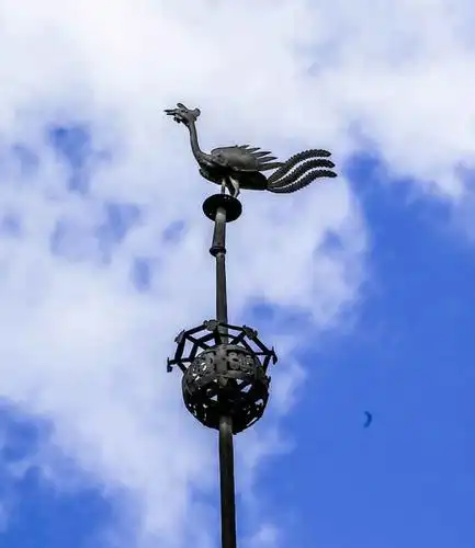 到了东汉时期以后,相风鸟改为了木质,木质的相风鸟更加轻便,使用的