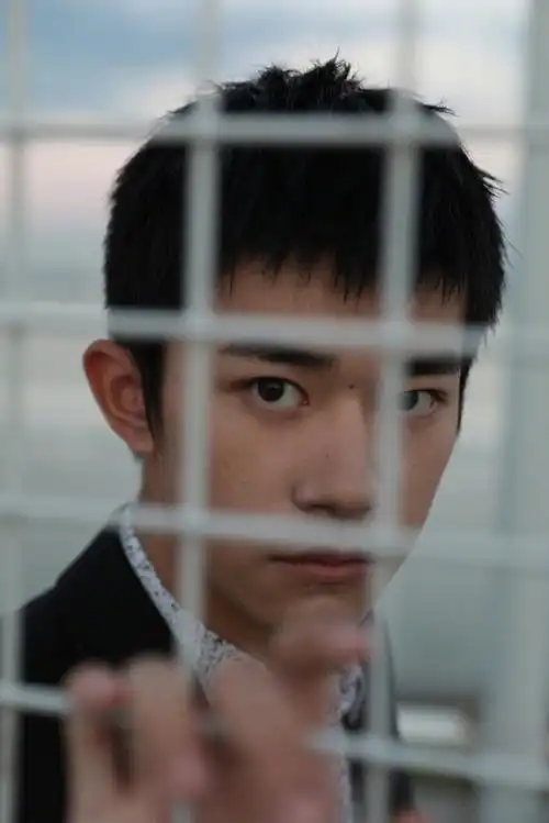 易烊千玺今日出席活动,黑色西装配以短发造型清爽袭来,印花衬衫映衬