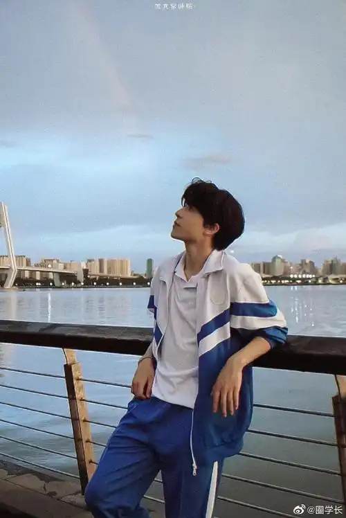 明星校服造型图鉴#现实版校草神颜配上青春少年感尹浩宇就是小说帜行