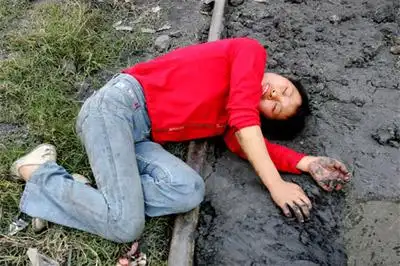 儿子溺水身亡 心碎母亲给泥巴喂奶(组图)-搜狐新闻