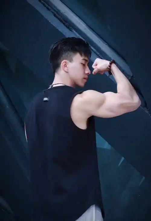 是健身教练也是自由模特身高176cm体重73kg一身精肌帅气迷人