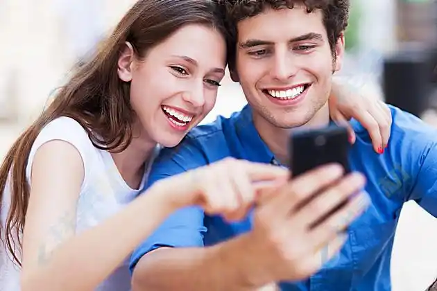 开心玩手机时尚年轻情侣高清图片下载