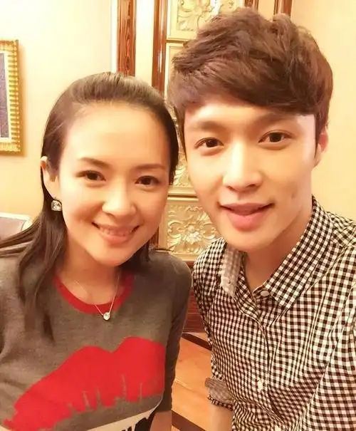 从2018年开始,张艺兴在央视春晚的舞台上连续展现了四年的精彩表演.