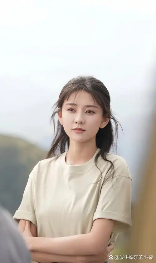 在喧嚣的娱乐圈中,梁洁以其独特的低调姿态,成为了一道独特的风景线.