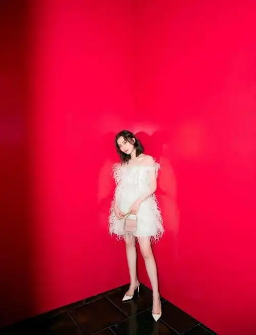 刘诗诗这下丢人了穿一字肩裙高贵又大气不料却被口红粘牙