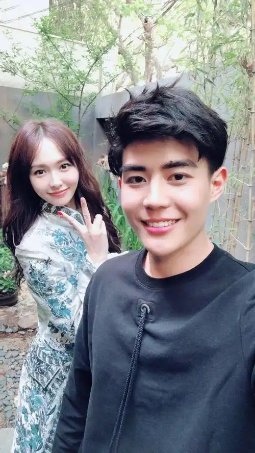 开拍,唐嫣把男二的机会留给了于济玮,在剧中饰演宁鸣,并与女二许龄月