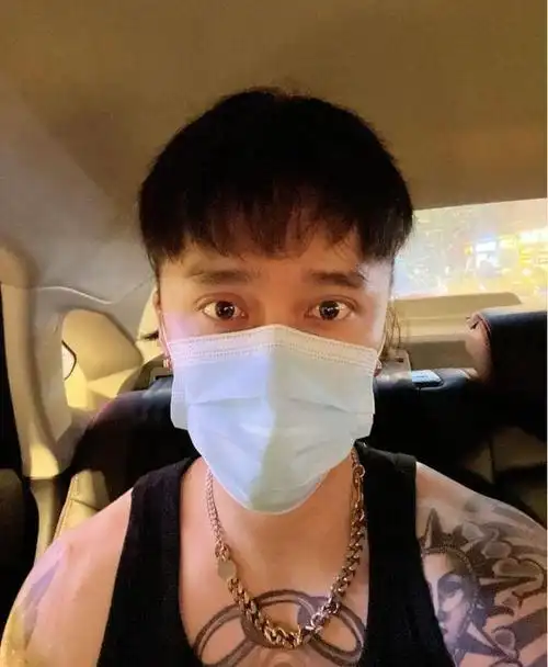 蒋劲夫罕见现身重庆,小饭馆用餐无人识,肌肉壮实手臂纹身吓人