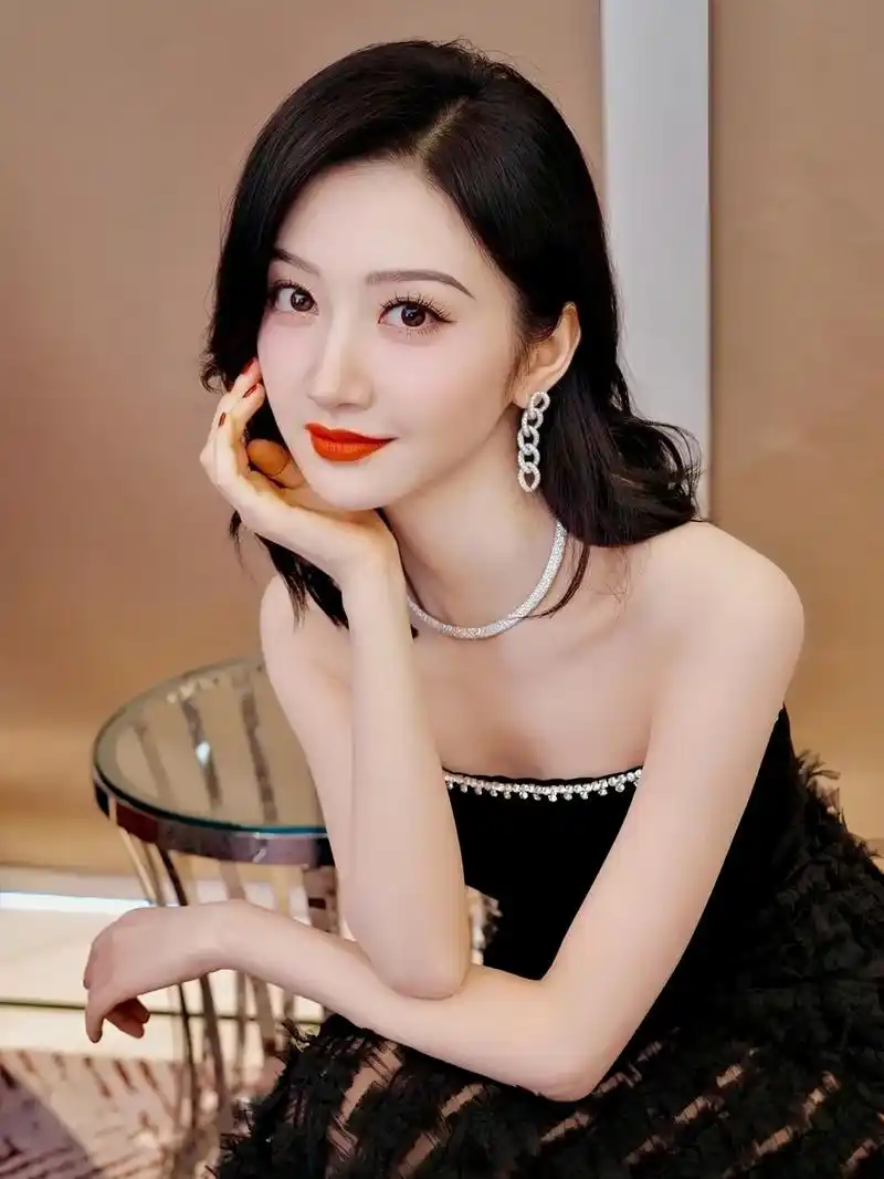 景甜,一个身材好,颜值高,漂亮迷人的明星.