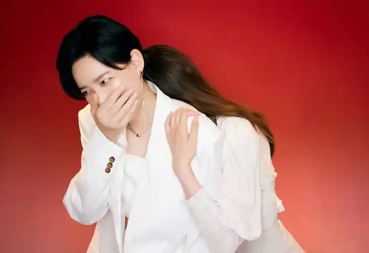 金晨李斯丹妮:从大碗宽面到十指紧扣,这对神仙闺蜜情太好磕了