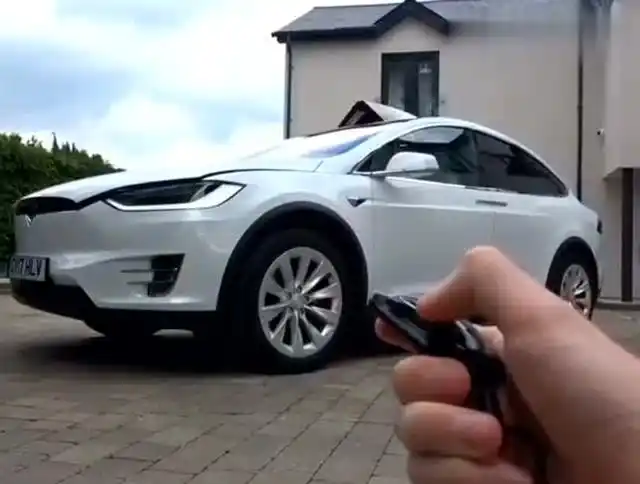 特斯拉的正确开门方式啥都好就是掉价有点厉害