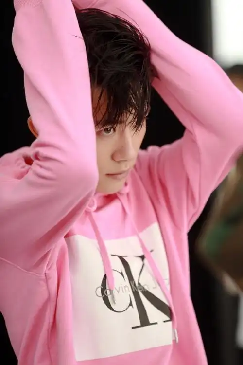 易烊千玺喜欢粉色怎么了!事情很大条吗?要不要上报联合国啊?