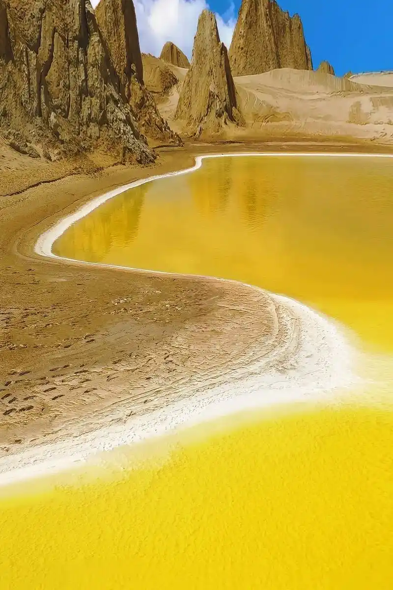 这里是地理课本里的大西北俄博梁硫磺湖.