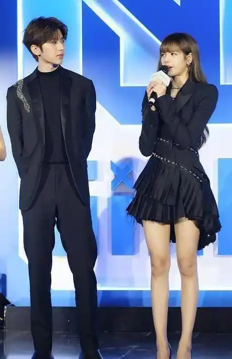 蔡徐坤与lisa同台男帅女靓超养眼坦言做导师会压力大_ella_标准时