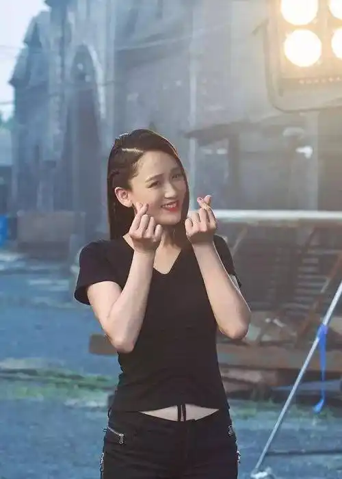 《新舞林大会》里,张靓颖第一次录影也有称过体重,身材匀称的张靓颖