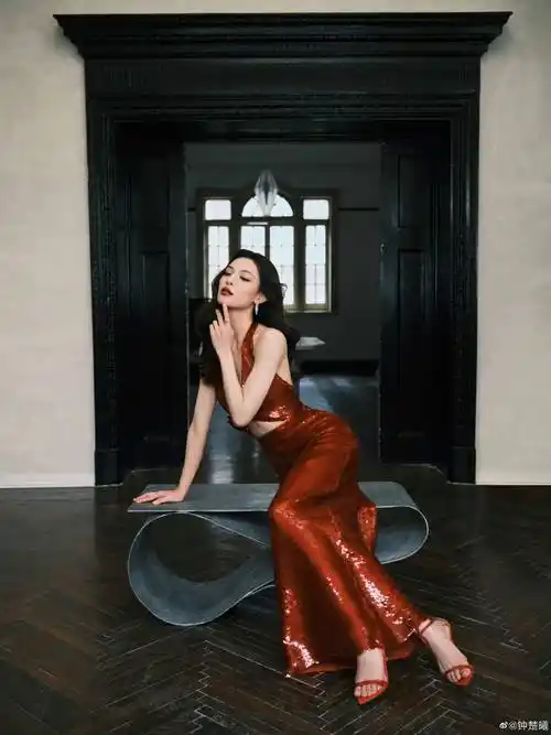 情人节官宣恋情的钟楚曦能不能直接开班?_侯雯元_礼服_化身