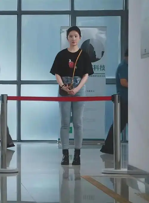 35岁刘亦菲素颜近照曝光!身材发福,"天仙姐姐"变"天蓬姐姐"