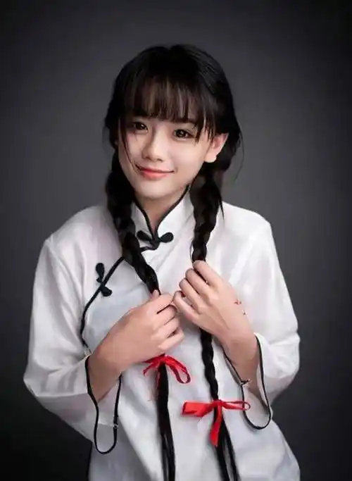 照片中的南笙灵动可爱,五官长得十分精致,时而民国学生装扮,时而尝试