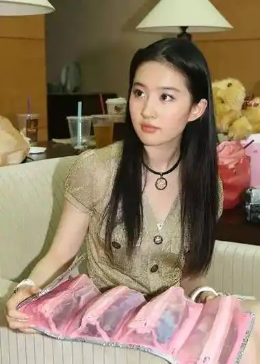 近照见光死,30岁的刘亦菲胖成这样,宋承宪怎么想_时候_脸型_变化