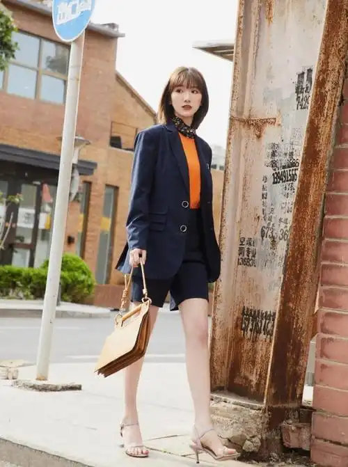 放弃超短裤,毛晓彤穿3分短裤配凉鞋,照样穿出1米2大长腿!