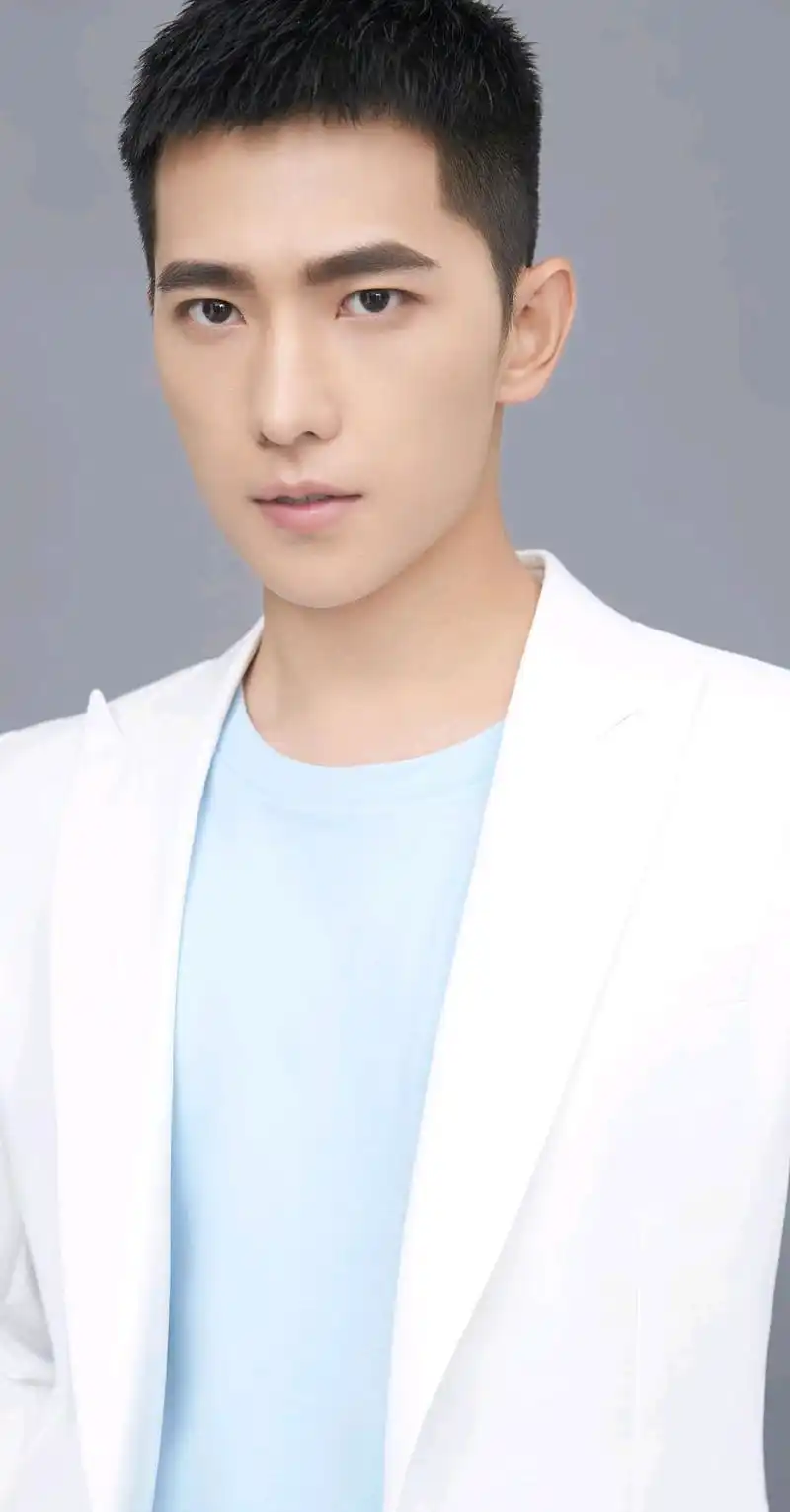 杨洋帅气图片,寸头造型清爽利落,充满阳刚之气