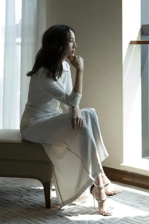 张钧甯长了一张高级脸,衬衫裙尽显知性优雅,颜值和气质满分