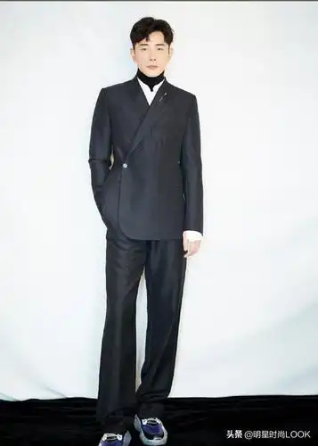 罗晋打破时尚"禁忌",黑色西装配球鞋竟很时髦,阔腿裤尽显高级