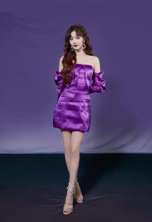 明星写真:孔雪儿紫色抹胸包臀裙性感美拍,烈焰红唇"美腿教主"