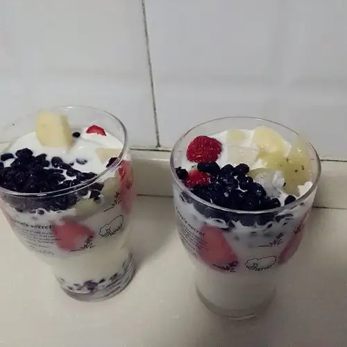 萌白衣衣衣做的杯壁水果酸奶