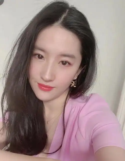 看看刘亦菲的素颜就知道,为什么神仙姐姐的颜值这么抗打!